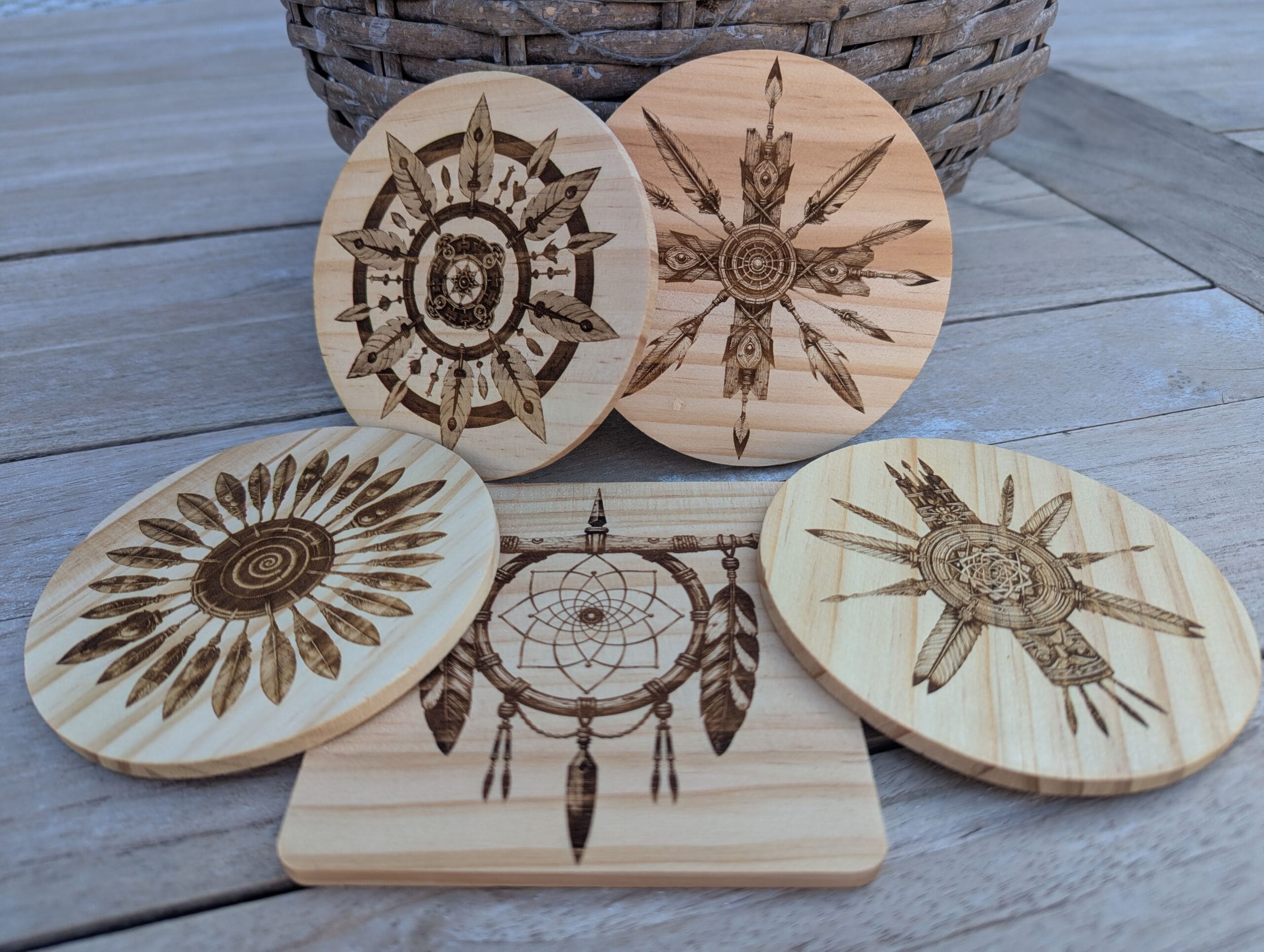 Set gegraveerde houten onderzetters