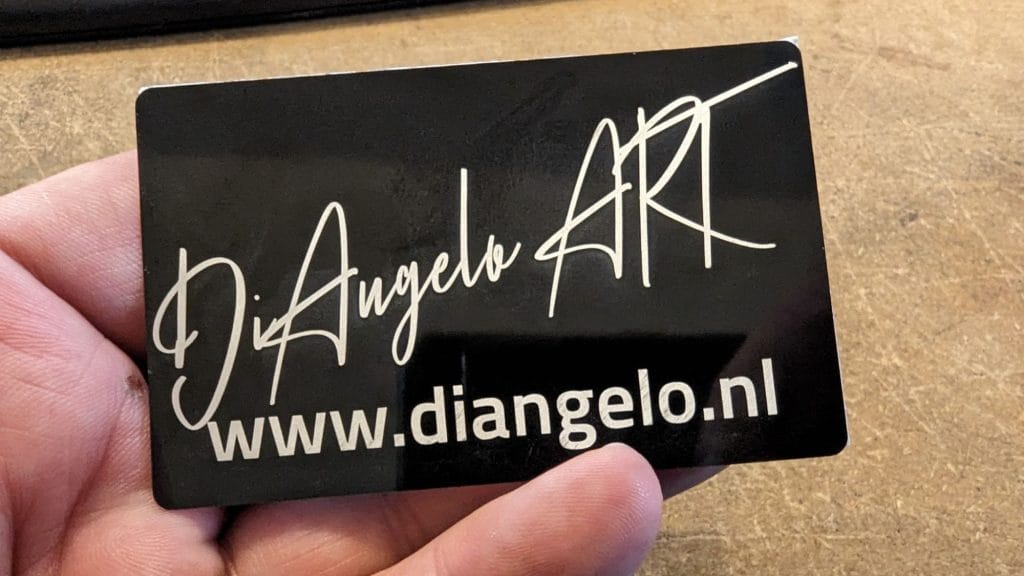 Aluminium kaartje met DiAngelo ART logo